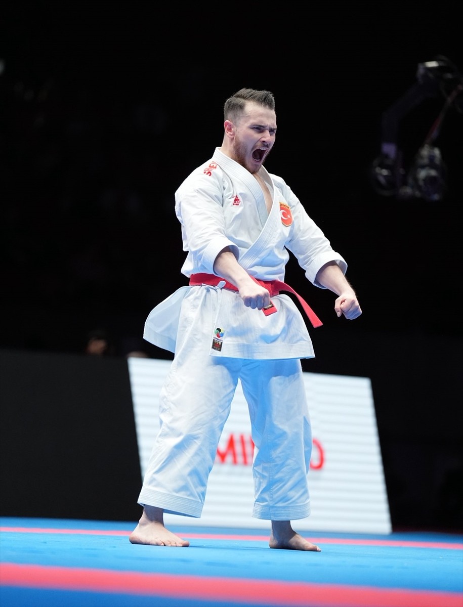 Milli sporcu Enes Özdemir, Ermenistan'da düzenlenen Avrupa Büyükler Karate Şampiyonası'nda kata...