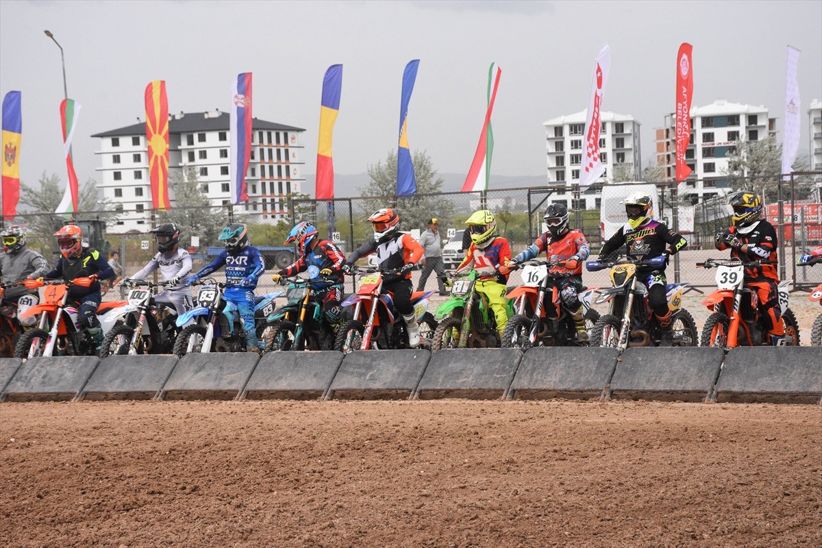 Motokrosta Türkiye, Avrupa Gençler ve Balkan Motosiklet Birliği (BMU) şampiyonalarının ilk günü...