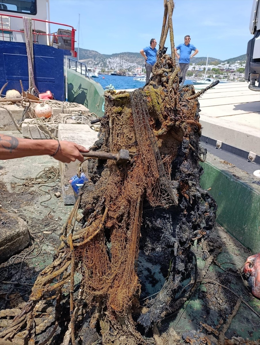 Muğla'nın Bodrum ilçesinde, Bodrum Bölge Liman Başkanlığı koordinasyonunda deniz dibinden 30 ton...