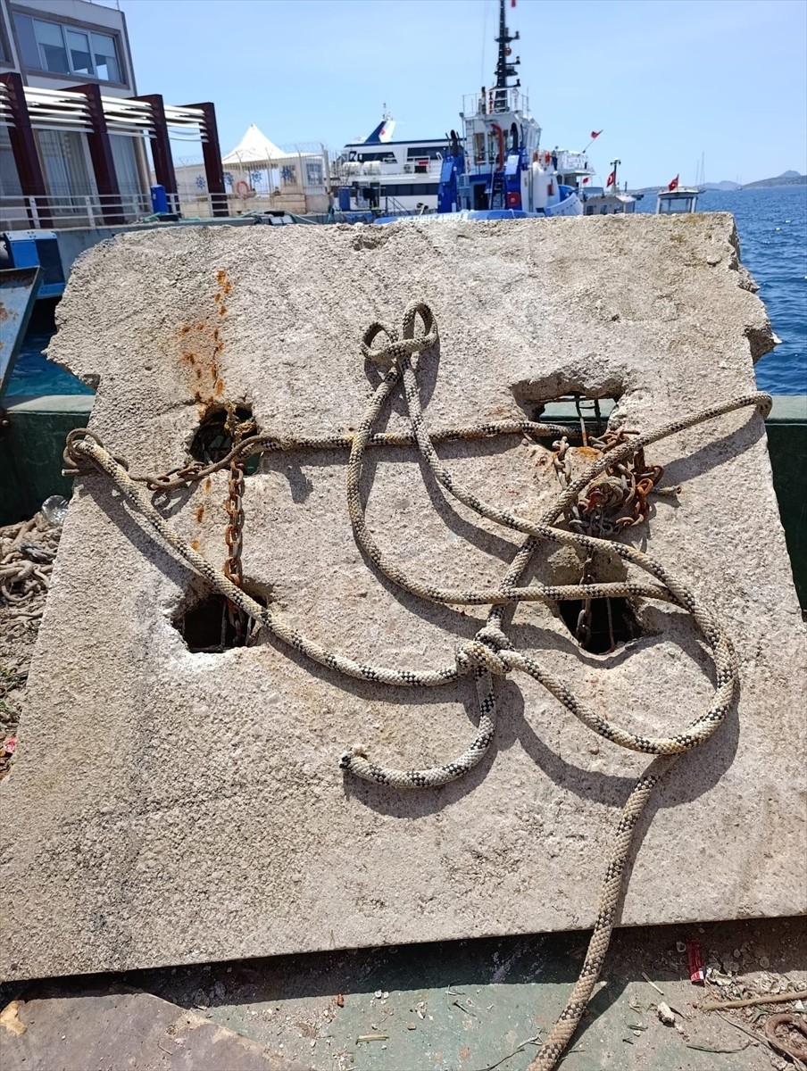 Muğla'nın Bodrum ilçesinde, Bodrum Bölge Liman Başkanlığı koordinasyonunda deniz dibinden 30 ton...