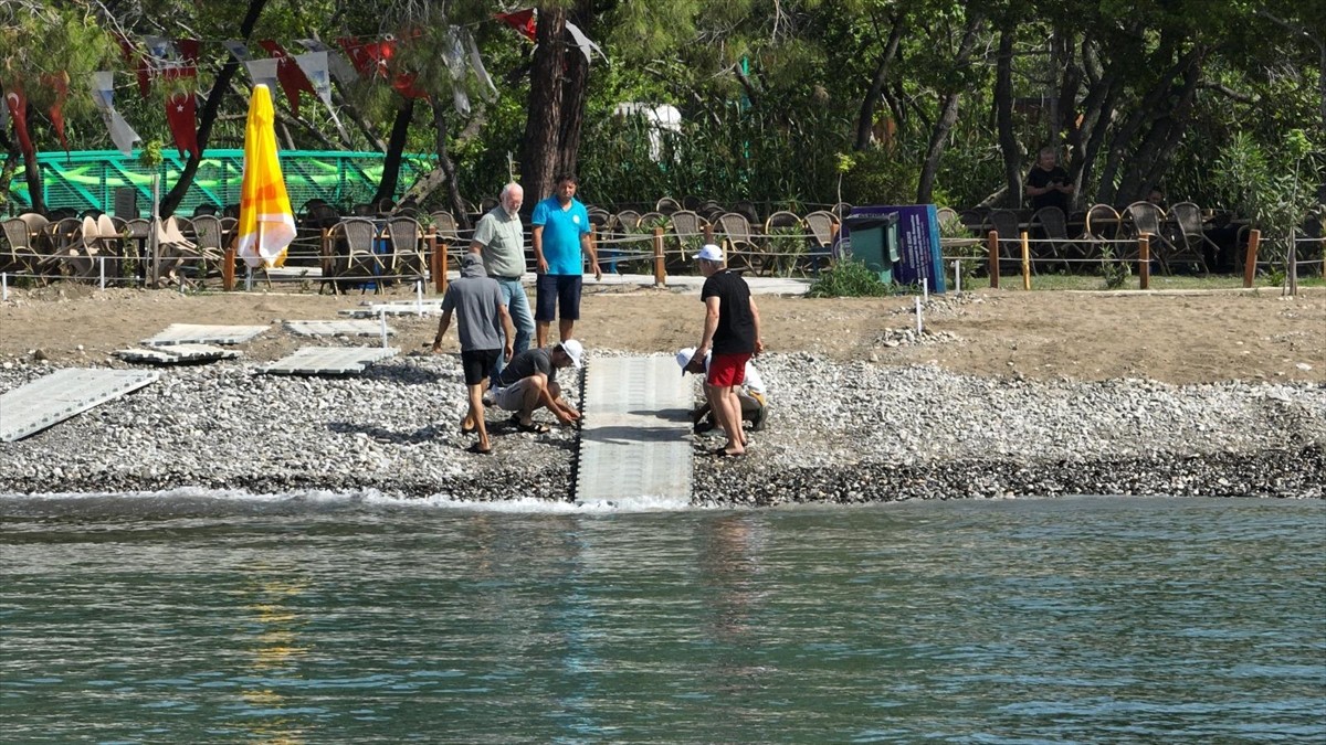 Muğla'nın Fethiye ilçesinde belediye tarafından işletilen plajda, engellilerin denize girmesini...