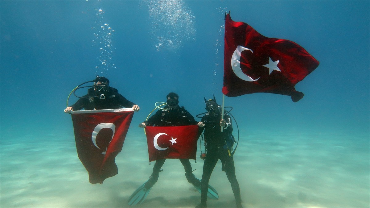 Muğla'nın Fethiye ilçesinde bir grup dalgıç, 19 Mayıs Atatürk'ü Anma Gençlik ve Spor Bayramı'nı...