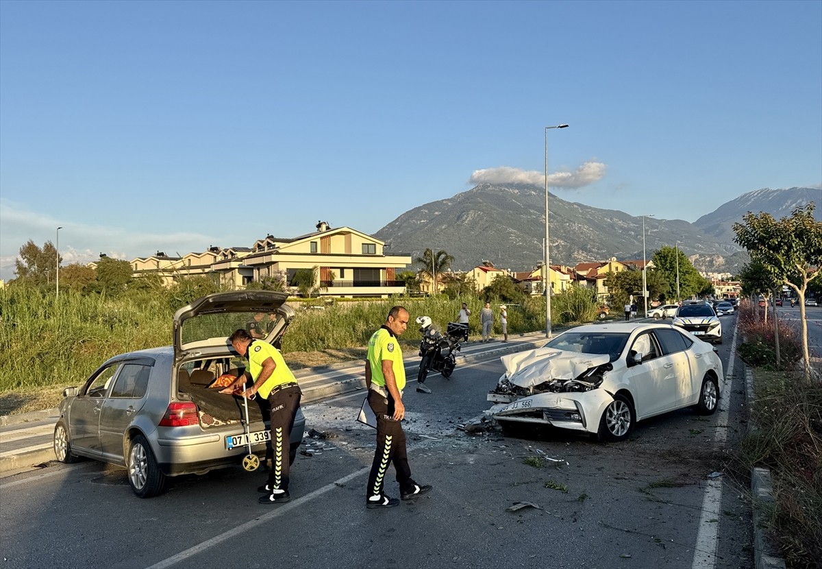 Muğla'nın Fethiye ilçesinde iki otomobilin çarpışması sonucu 1 kişi yaşamını yitirdi, 3 kişi...