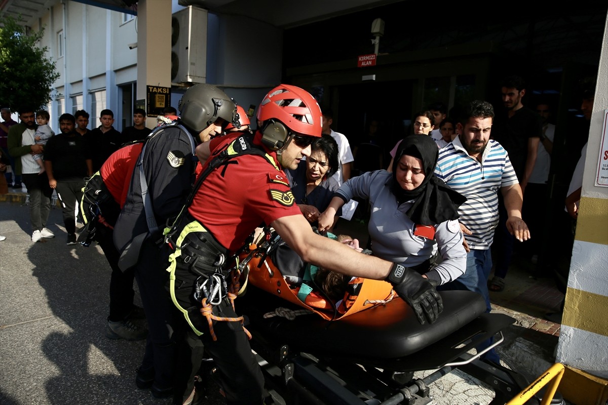 Muğla'nın Fethiye ilçesinde, kayalık alana düşen yamaç paraşütü pilotu helikopterle...