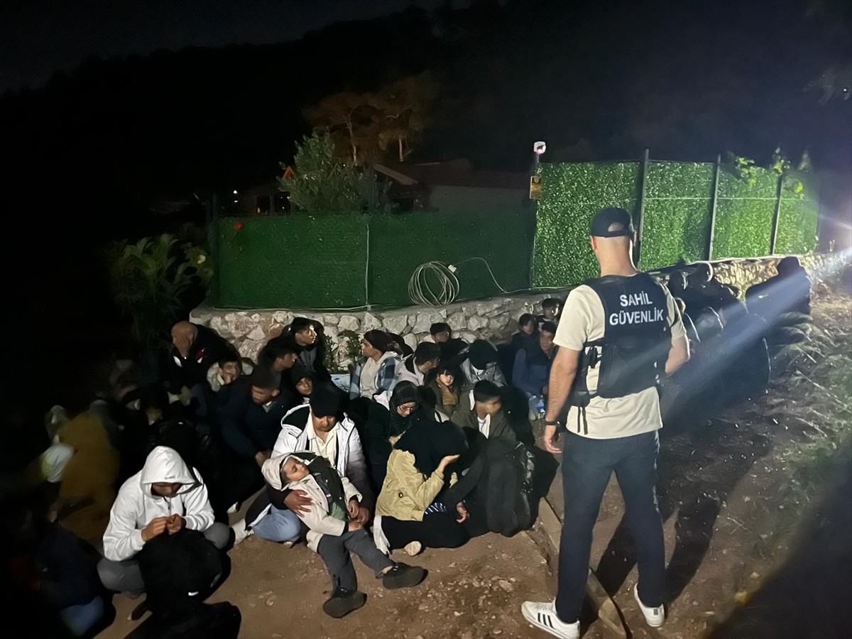 Muğla'nın Fethiye ilçesindeki bir koyda 36 düzensiz göçmen yakalandı.