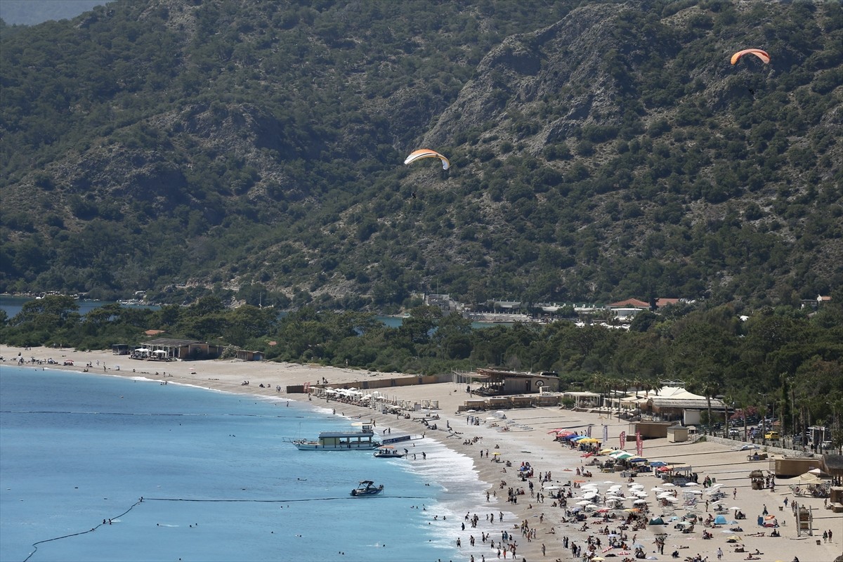 Muğla'nın Fethiye ve Marmaris ilçelerinde sıcak havayı değerlendirmek isteyen kent sakinleri ve...