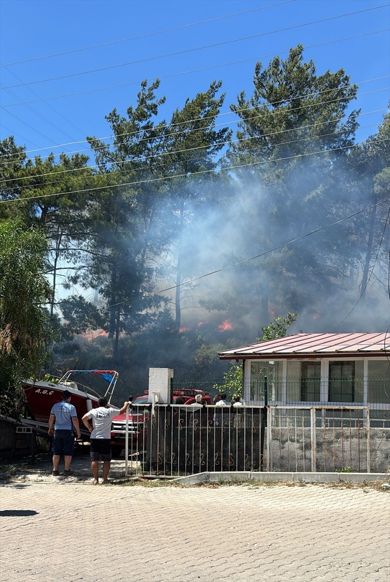 Muğla'nın Marmaris ilçesinde çıkan orman yangınına havadan ve karadan müdahale ediliyor.