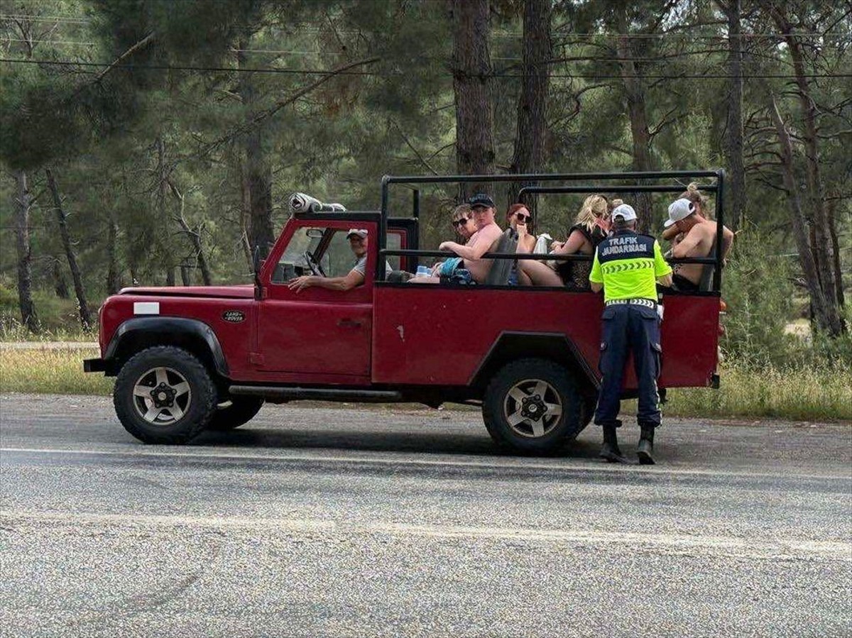 Muğla'nın Marmaris ilçesinde İl Jandarma Trafik ekipleri, cip safari turlarına katılan araçlara...