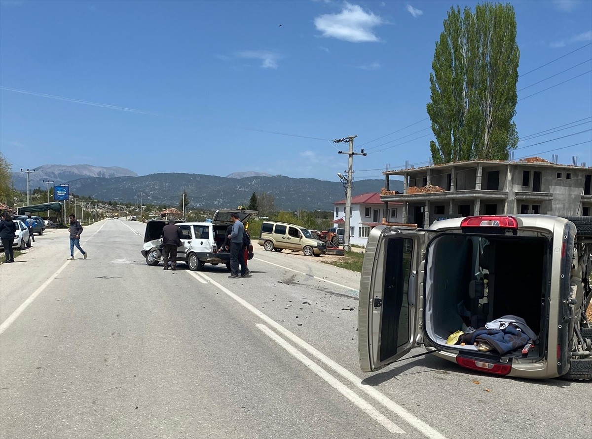 Muğla'nın Seydikemer ilçesinde iki otomobilin çarpışması sonucu 1'i çocuk 5 kişi...