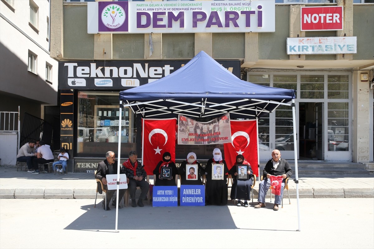 Muş'ta çocukları terör örgütü PKK tarafından kaçırılan aileler, DEM Parti İl Başkanlığı binası...