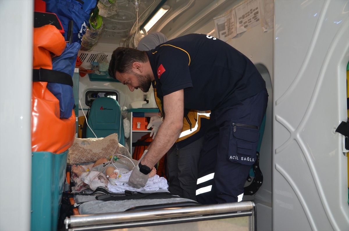 Muş'ta karaciğer yetmezliği olan 7 aylık bebek, ileri tetkik ve tedavi için ambulans uçakla Ankara...