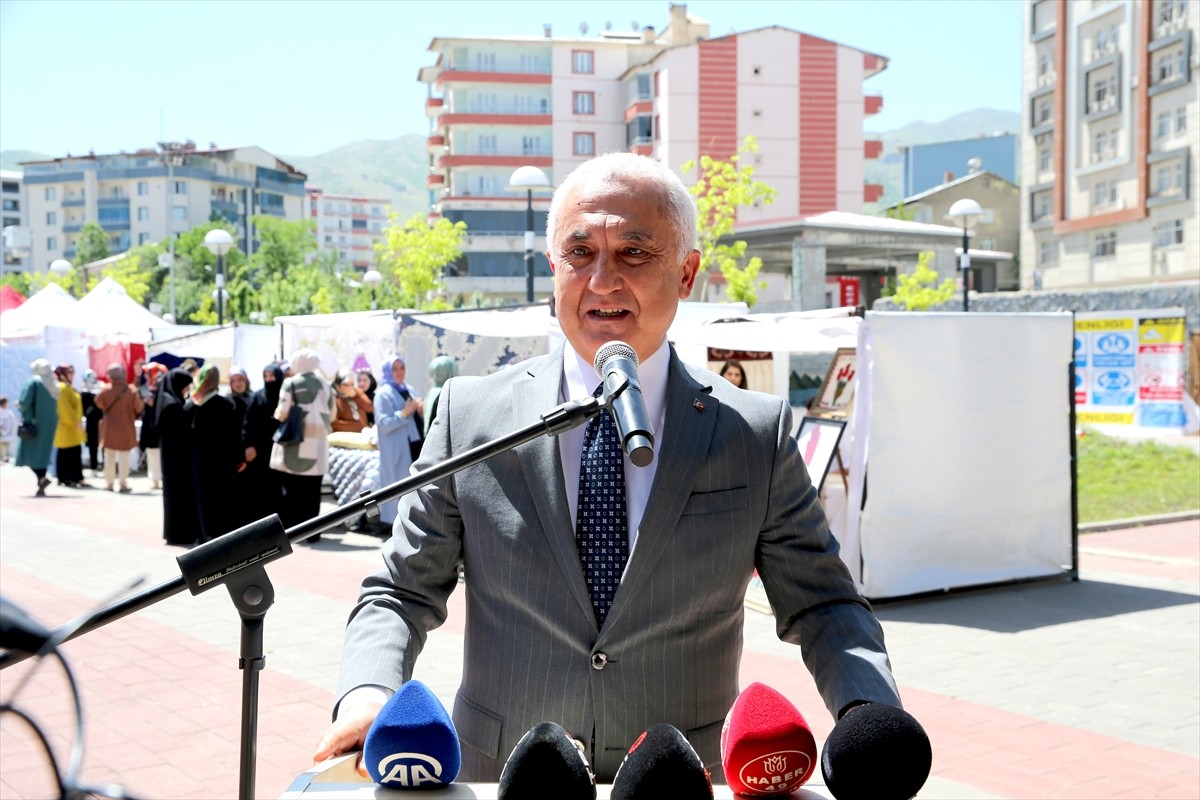 Muş'ta "Hayat Boyu Öğrenme Haftası" etkinlikleri kapsamında kursiyerlerin yıl boyunca yaptığı el...