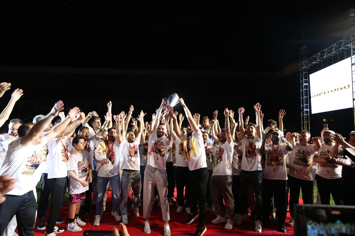 Muşspor'un Nesine 2. Lig'e yükselmesi kentte coşkuyla kutlandı. Muş Şehir Stadyumu'nda...