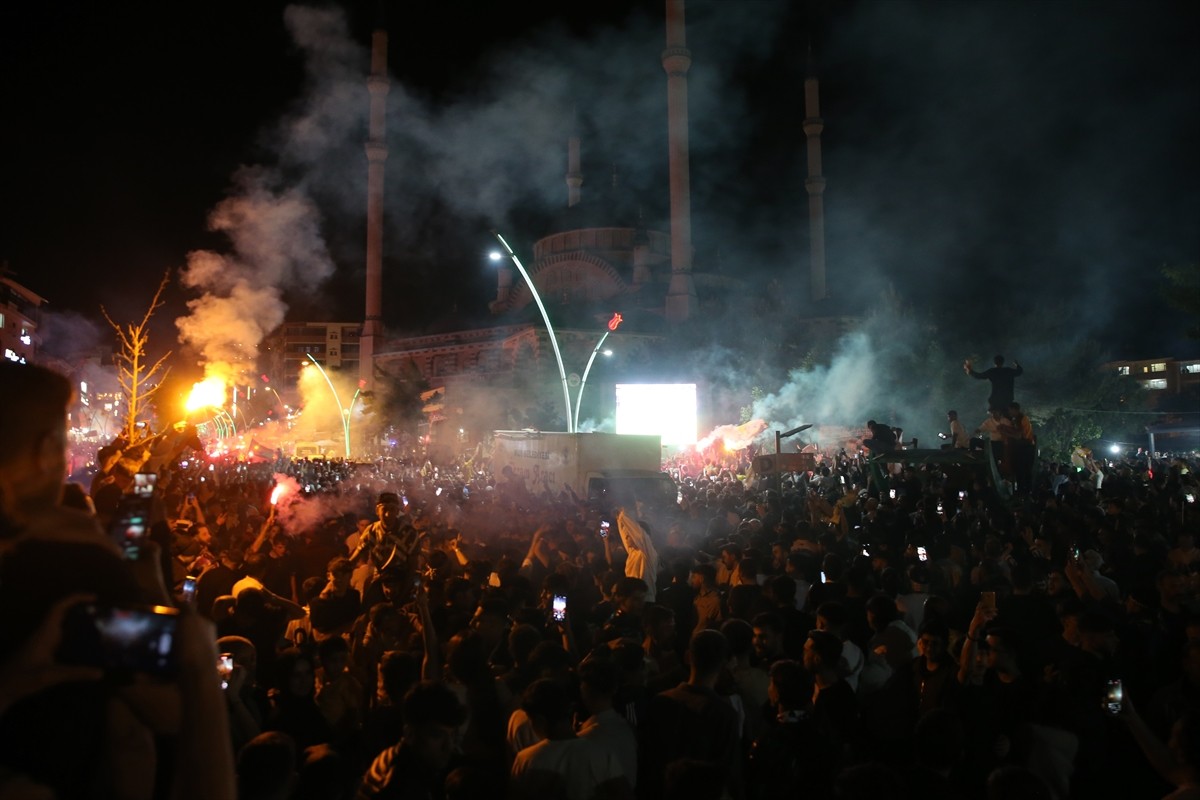 Muşspor'un, Nesine 3. Lig play-off final maçında Balıkesirspor'u 2-0 mağlup ederek Nesine 2. Lig'e...