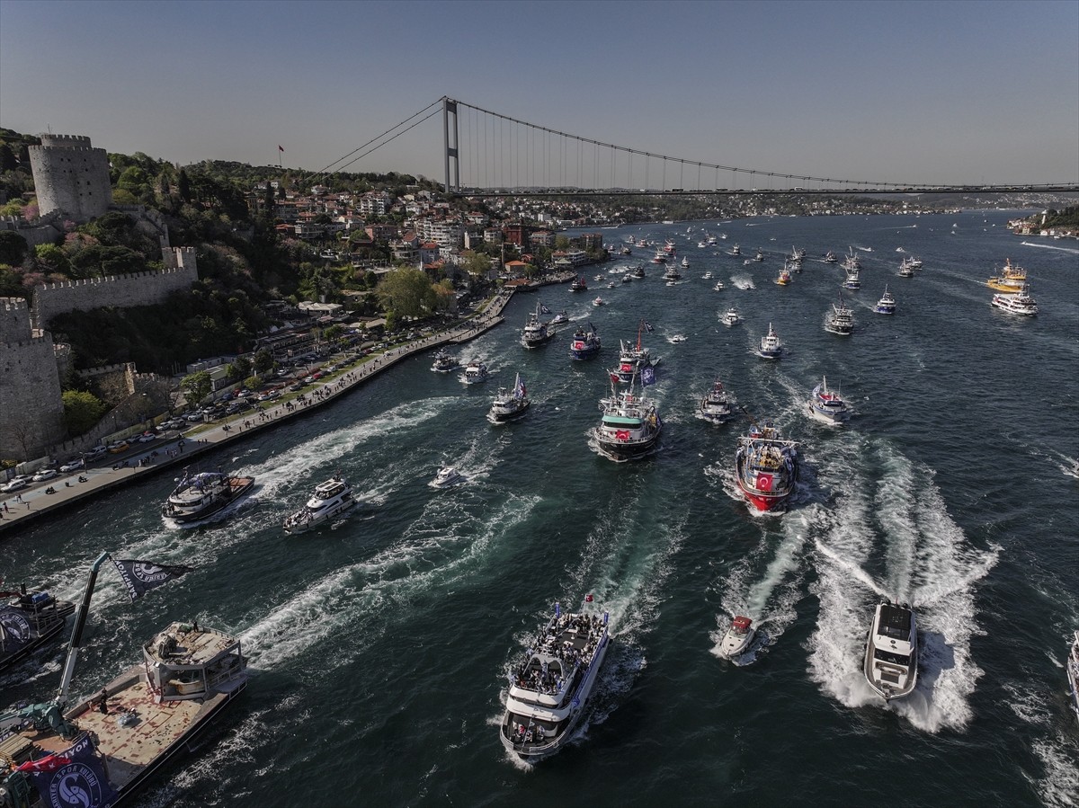 Nesine 2. Lig Beyaz Grub'u birinci bitirerek Trendyol 1. Lig'e yükselen Sarıyer'in taraftarları...