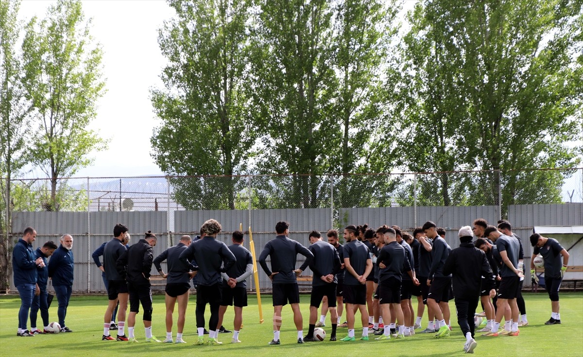 Nesine 2. Lig Kırmızı Grubu ikinci sırada tamamlayan Çimentaş Elazığspor, hazırlandığı play-off...