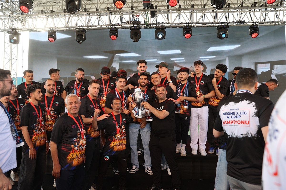 Nesine 3. Lig 4. Grup'u lider tamamlayarak 15 yıl sonra 2. Lig'e dönen Mardin 1969 Spor...