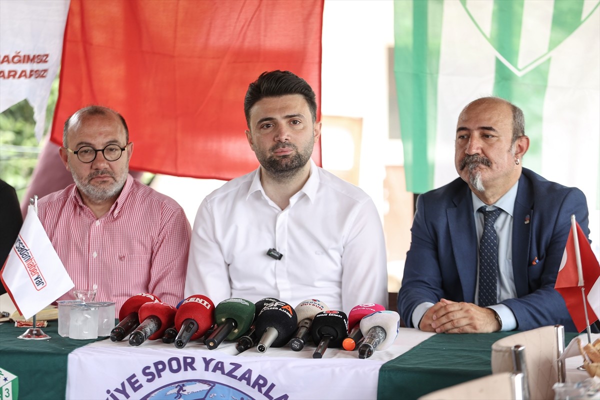 Nesine 3. Lig şampiyonu Bursaspor Kulübü Başkanı Enes Çelik (ortada), basın mensuplarıyla bir...