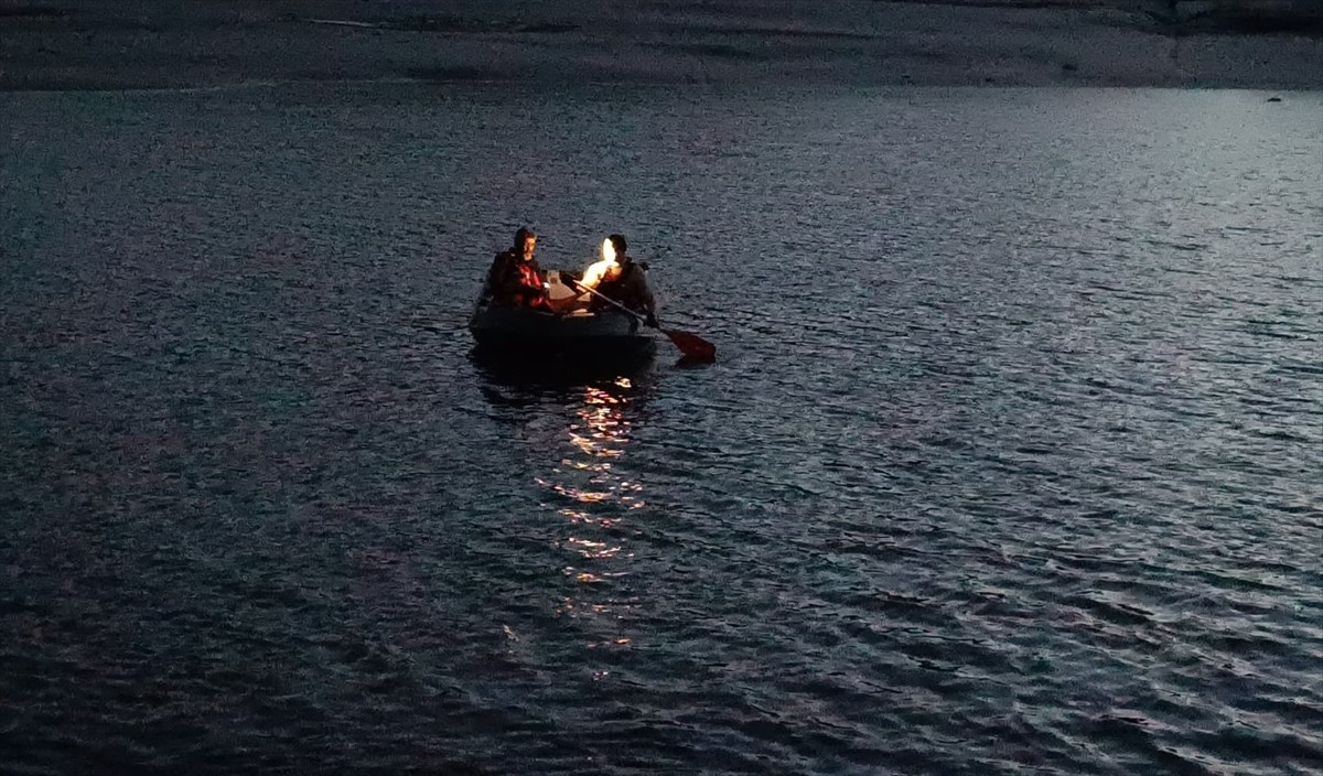 Niğde'de baraj gölünde kaybolan çocuğun bulunması için arama çalışması başlatıldı.