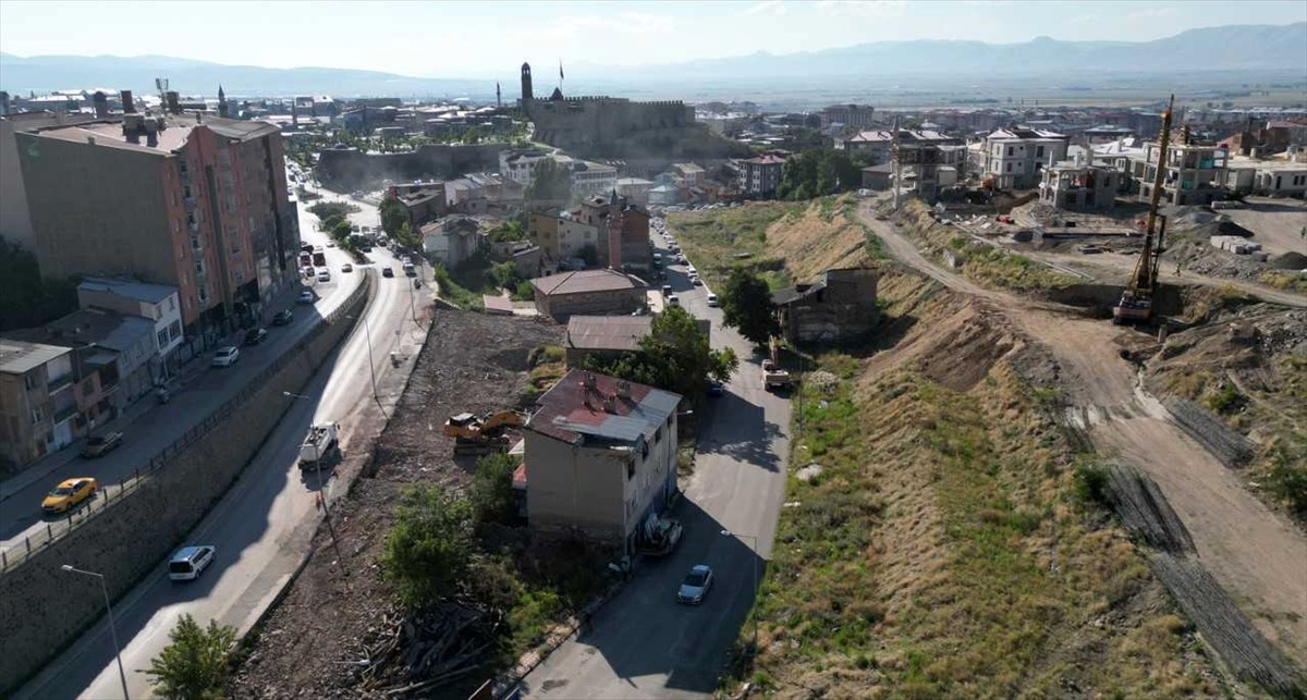 Olası depreme karşı kentsel dönüşüm çalışmalarının sürdüğü Erzurum'daki Hacı Cuma Mahallesi'nde...