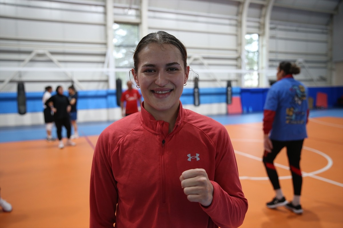Olimpiyat üçüncüsü milli boksör Esra Yıldız Kahraman, bu yıl katılacağı tüm turnuvalardan altın...