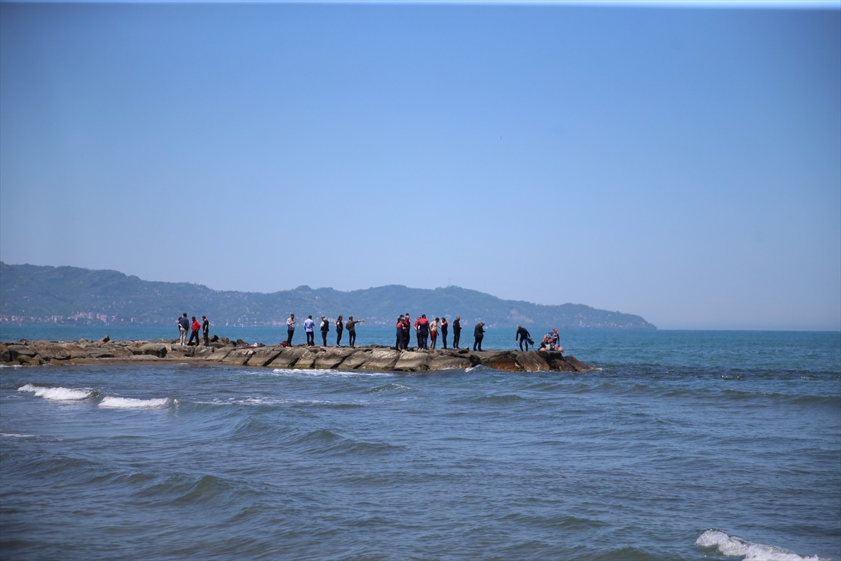 Ordu'da denizde boğulma tehlikesi geçiren 3 lise öğrencisi, tedavi altına alındı.