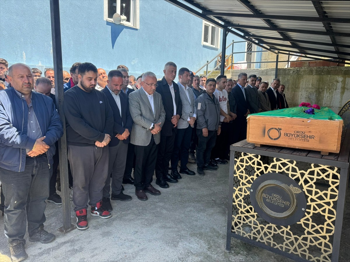 Ordu'da denizde boğulma tehlikesi geçiren ve kaldırıldığı hastanede yaşamını yitiren lise...