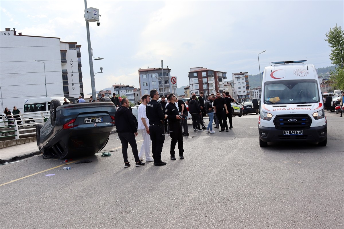 Ordu'nun Ünye ilçesinde iki otomobilin çarpışması sonucu 5 kişi yaralandı.