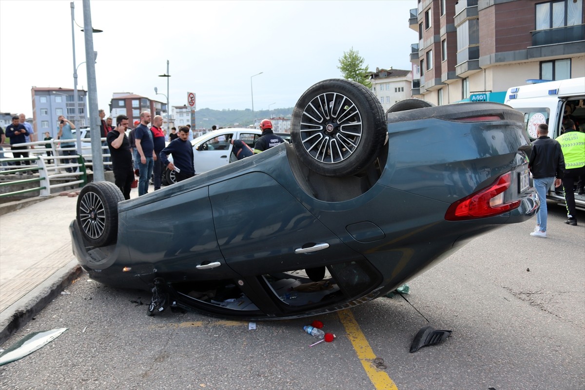 Ordu'nun Ünye ilçesinde iki otomobilin çarpışması sonucu 5 kişi yaralandı.