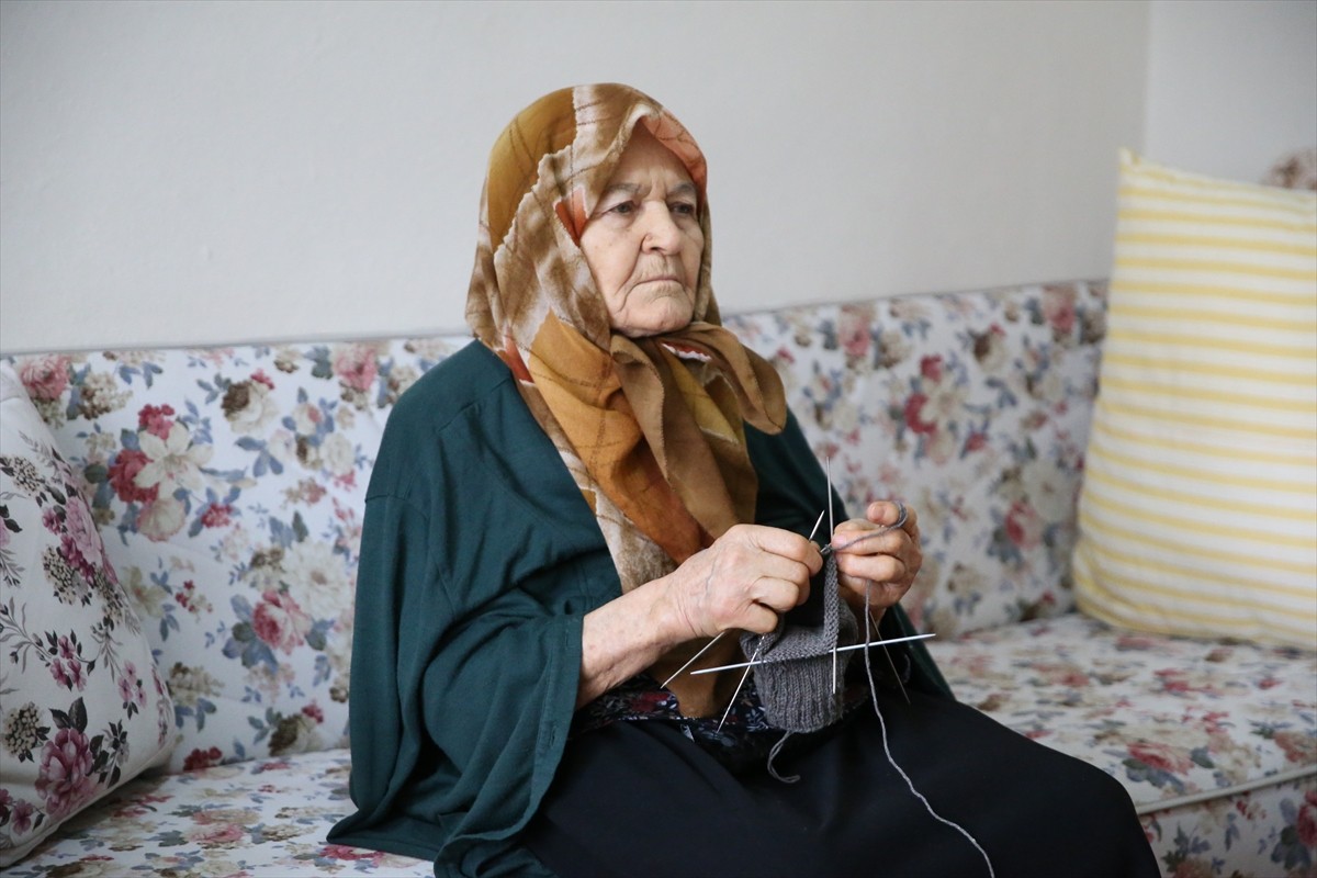 Ordu Büyükşehir Belediye Başkanı Mehmet Hilmi Güler, 110 yaşındaki Hayriye Aybastı'yı Anneler...