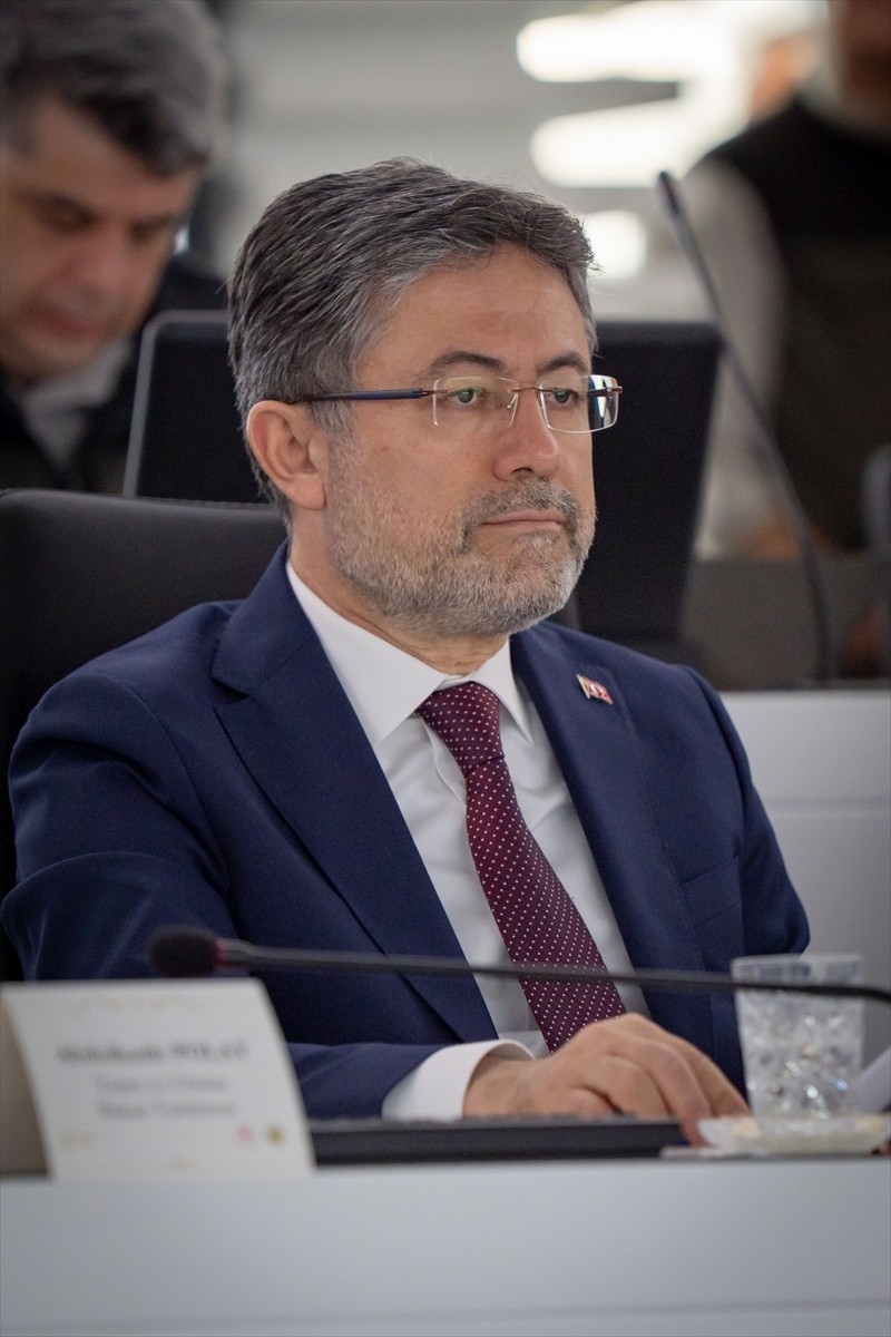 Orman Genel Müdürlüğü Yangın Yönetim Merkezi'nde risk altındaki illerin valileriyle Orman...