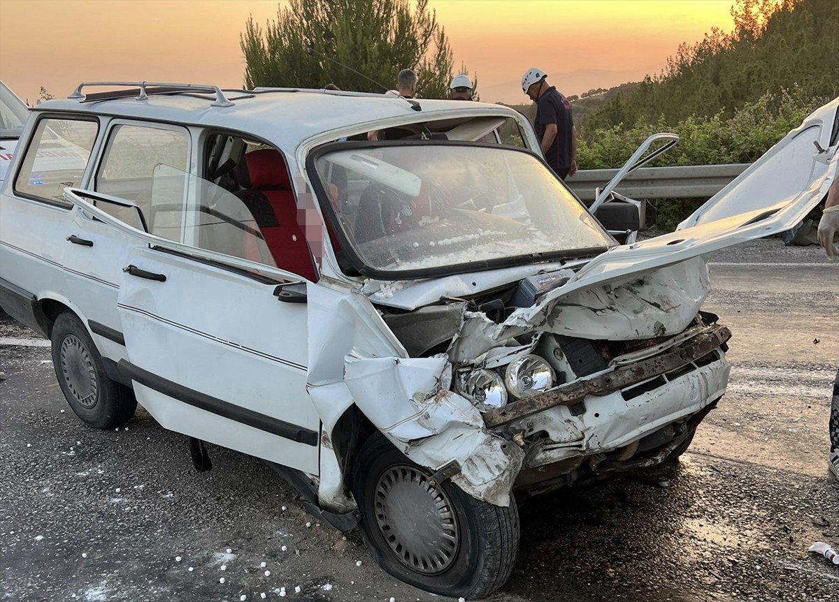 Osmaniye'nin Kadirli ilçesinde 4 aracın karıştığı zincirleme trafik kazasında 1 kişi öldü, 6 kişi...