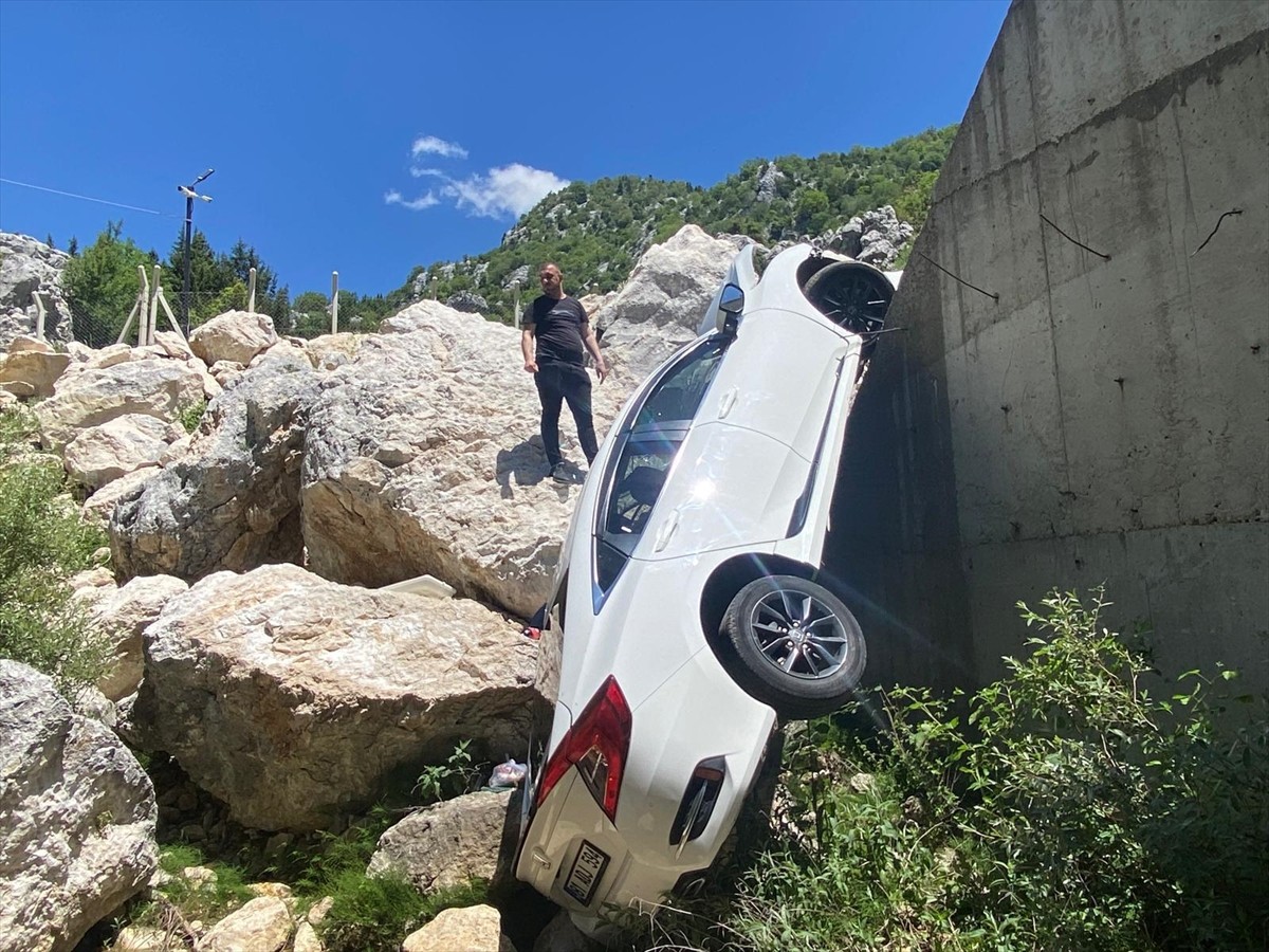 Osmaniye'nin Kadirli ilçesinde dere yatağına düşen otomobildeki 4 kişi yaralandı.