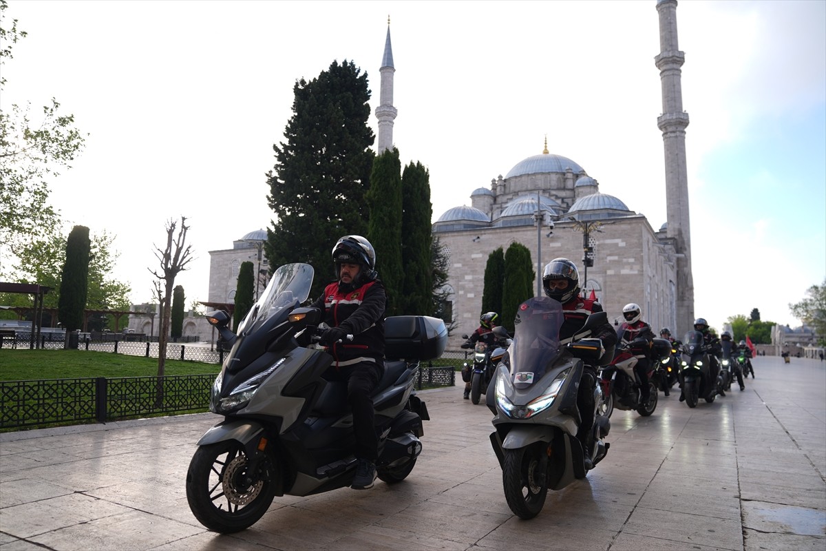 Osmanlı Motosiklet Derneği üyesi 150 motosikletli, Fatih Sultan Mehmet'in türbesinde dua edip...