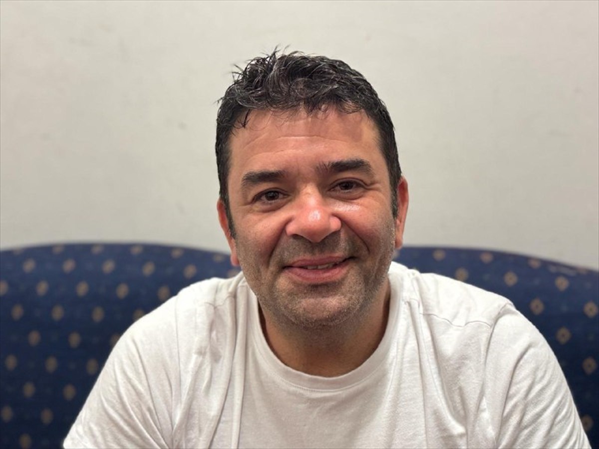 Oyuncu Bülent Şakrak'ın sahnelediği tek kişilik oyun "İstanbul'un En Güzel Kızı", Tiyatro...