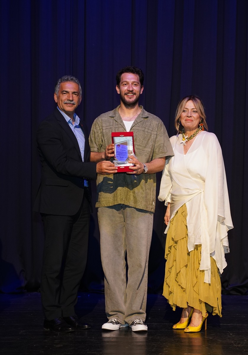 Oyuncu Uraz Kaygılaroğlu (ortada), Türkiye Otistiklere Destek ve Eğitim Vakfı (TODEV) yararına...