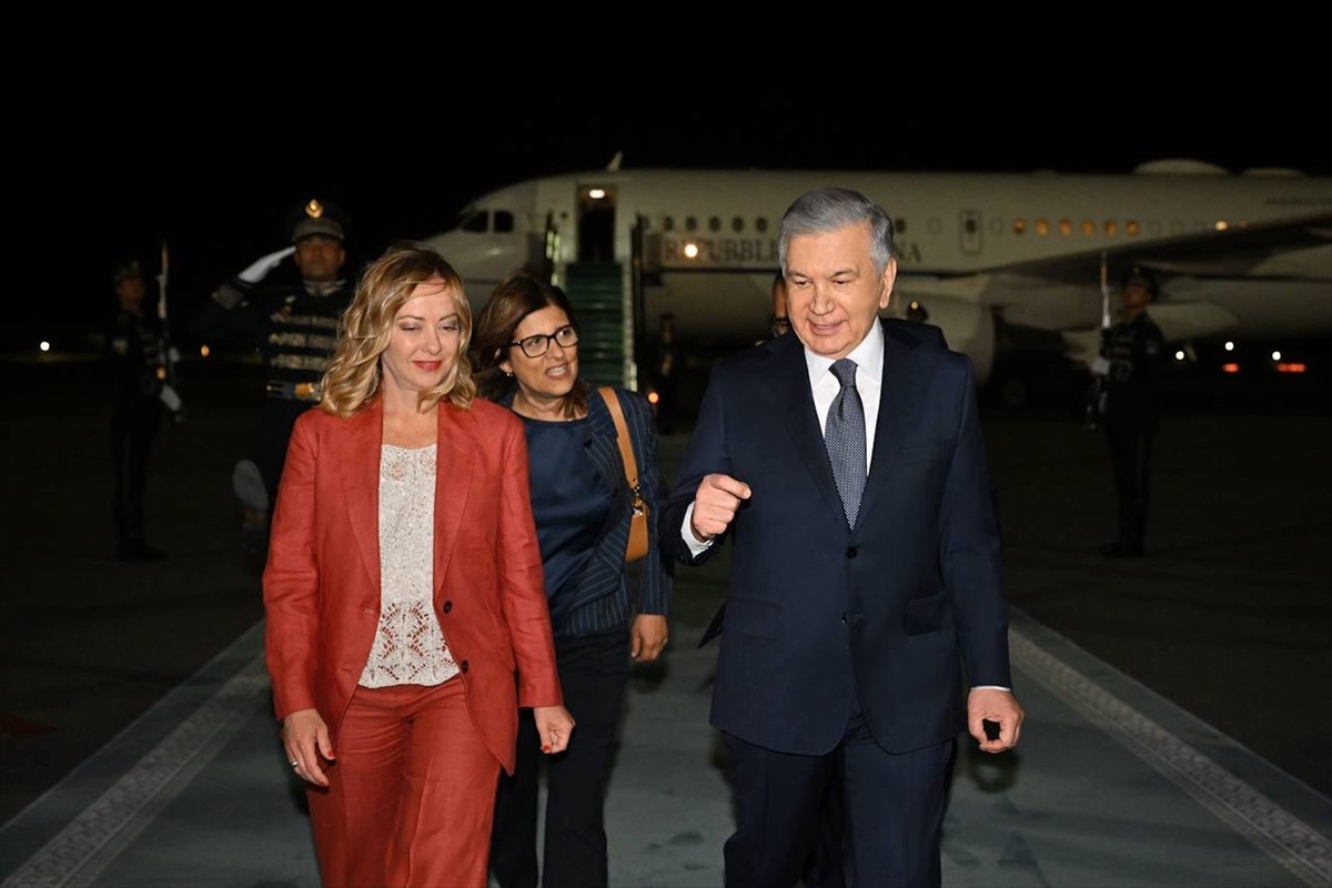 Özbekistan Cumhurbaşkanı Şevket Mirziyoyev (sol), ülkenin tarihi Semerkant şehrinde temaslarını...