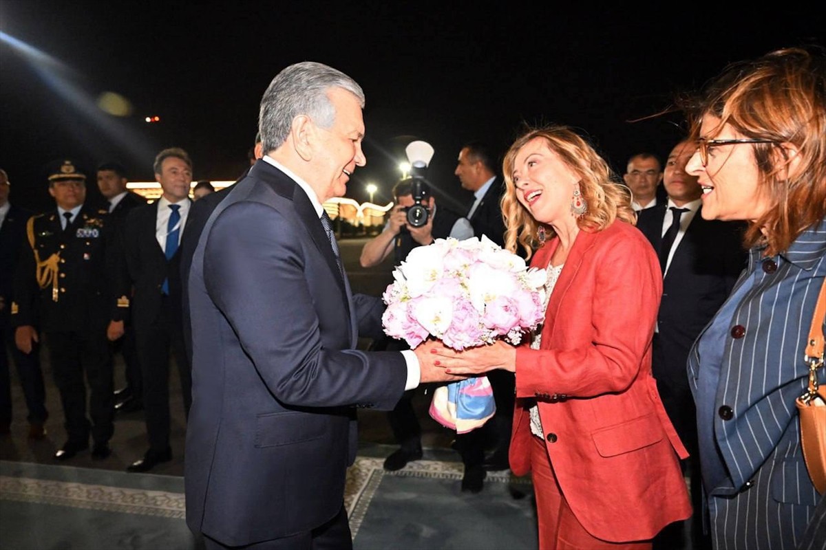 Özbekistan Cumhurbaşkanı Şevket Mirziyoyev (sol), ülkenin tarihi Semerkant şehrinde temaslarını...