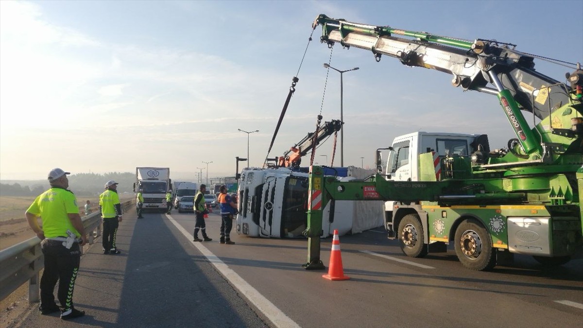 Pendik'te devrilen tüp yüklü tırın sürücüsü yaralandı.