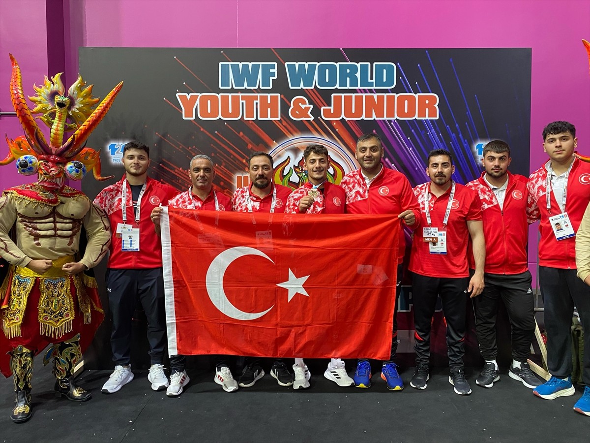 Peru'da düzenlenen Yıldızlar ve Gençler Dünya Halter Şampiyonası'nda milli sporcular, 1 altın, 2...