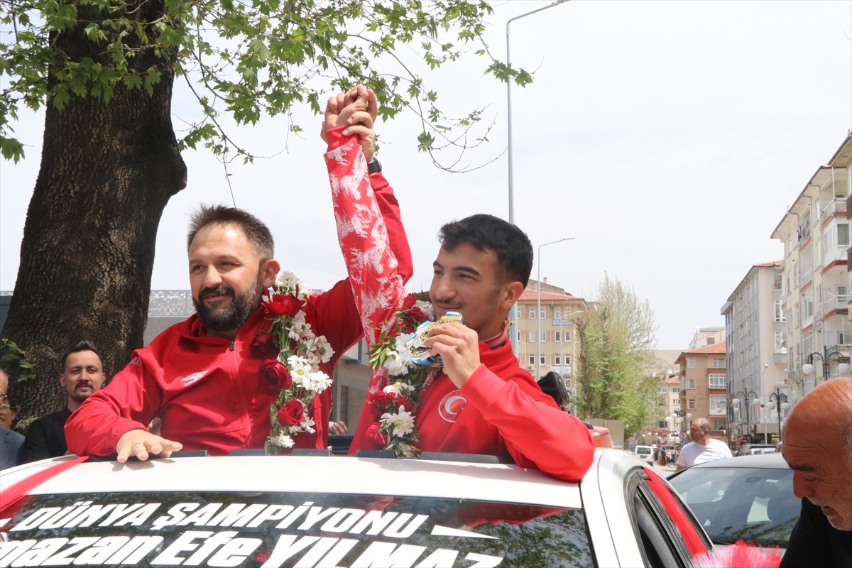 Peru'nun Lima kentinde düzenlenen Dünya Yıldızlar ve Gençler Halter Şampiyonası'nda bir altın ve...