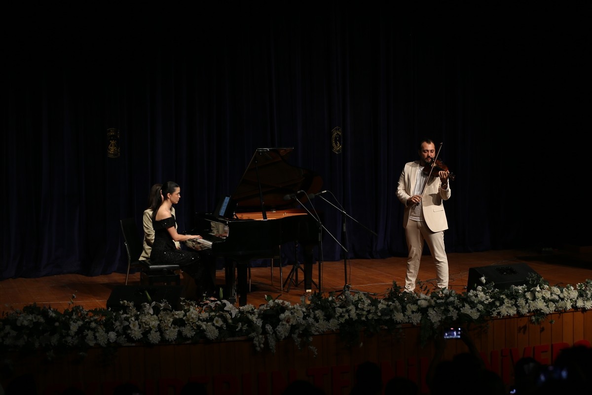 Piyanist İraz Yıldız, Hatay'ın İskenderun ilçesinde sahne aldı. Hatay Büyükşehir Belediyesi Genel...
