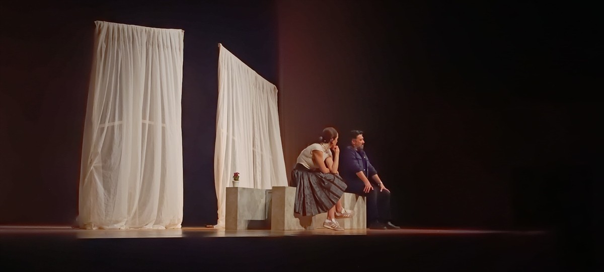 "Leyla ile Mecnun Değil" adlı tiyatro oyunu Bursa'da izleyiciyle buluştu.