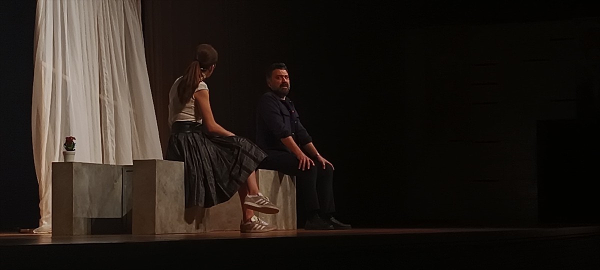 "Leyla ile Mecnun Değil" adlı tiyatro oyunu Bursa'da izleyiciyle buluştu.