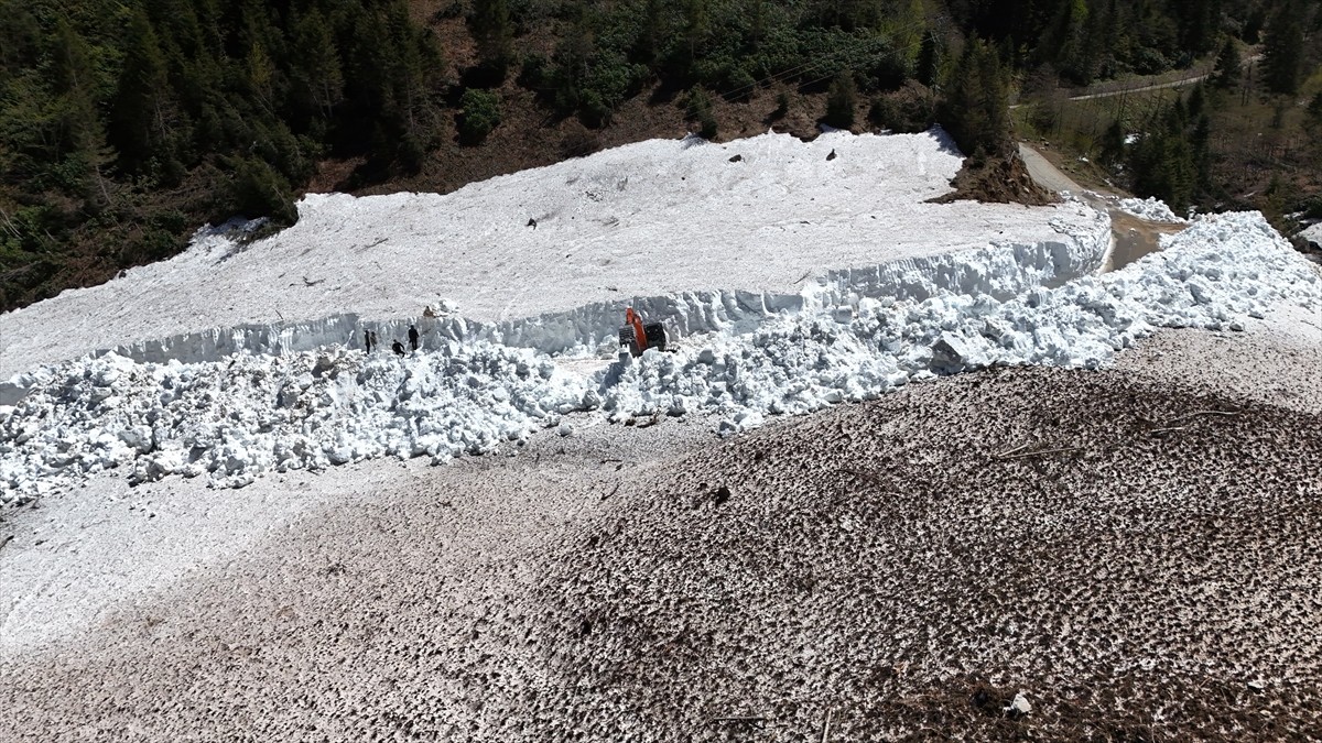 Rize'nin Çamlıhemşin ilçesine bağlı Avusor ve Kavrun yaylaları yollarında iş makineleriyle karla...