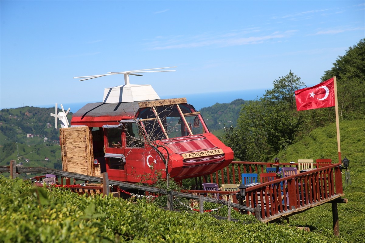Rize'nin Çayeli ilçesine bağlı Derecik köyünde bulunan bir çay bahçesinde, işletmecinin inşa...