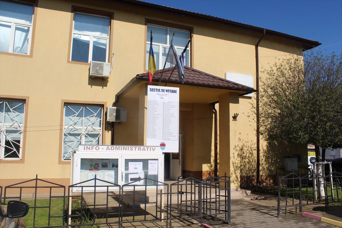 Romanya'da halk, cumhurbaşkanı seçiminin ikinci turu için sandık başına gitti.