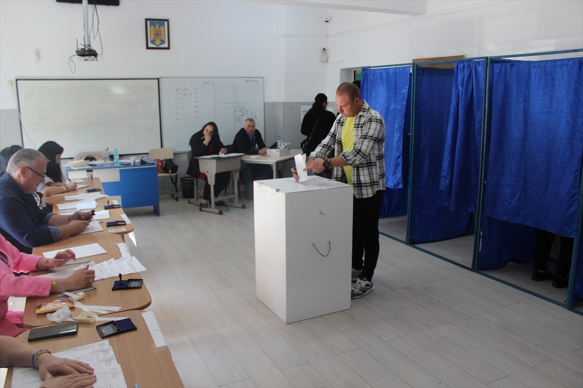 Romanya'da halk, cumhurbaşkanı seçiminin ikinci turu için sandık başına gitti.