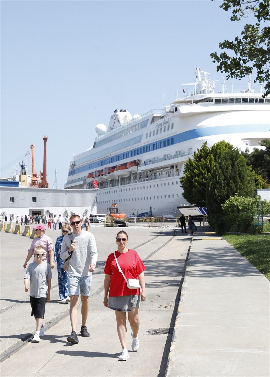 Rusya'nın Soçi kentinden hareket eden Panama bandıralı "Astoria Grande" adlı kruvaziyer Samsun'a...