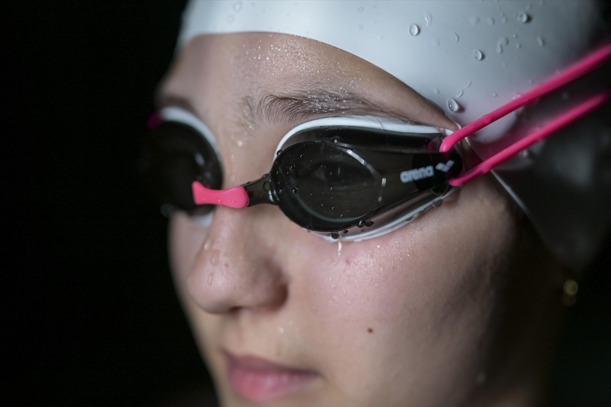 Sağ bacağındaki protezi 3 yıl önce çıkararak girdiği havuzlarda 72 madalya kazanan 13 yaşındaki...